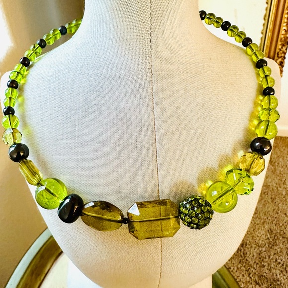 Green Glass Statement Necklace - Picture 5 of 12
